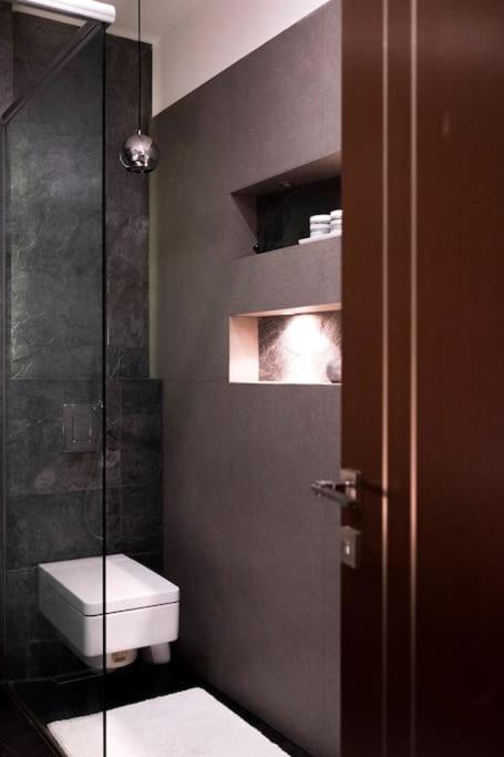 Evergreen - Old Town Spacious Stylish Apartment With Ac And One And A Half Bath, Baby & Kid- Friendly Bratislava Esterno foto